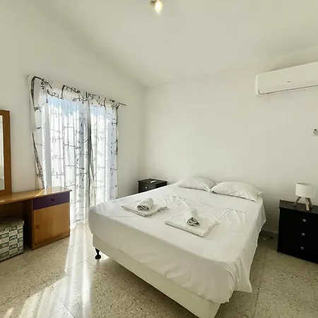 Pervolia Maisonette Ferienhaus *